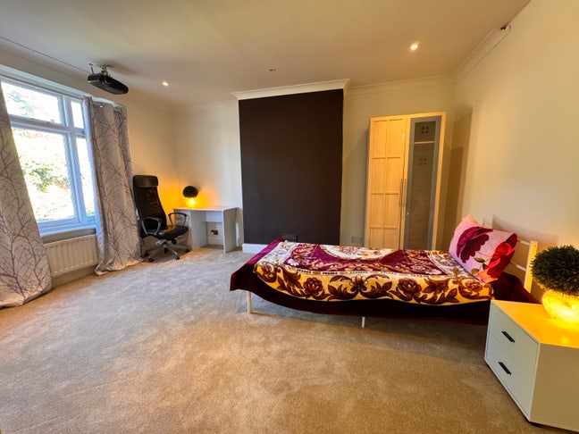 1 Furnished King Bedroom with En-Suite WC/Shower Main Photo