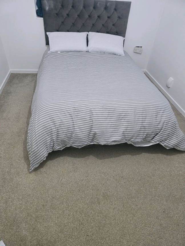 Room in a 3 beds available Main Photo