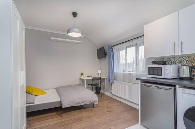 GLF5 - Furnished Studio Room Bills Included Main Photo