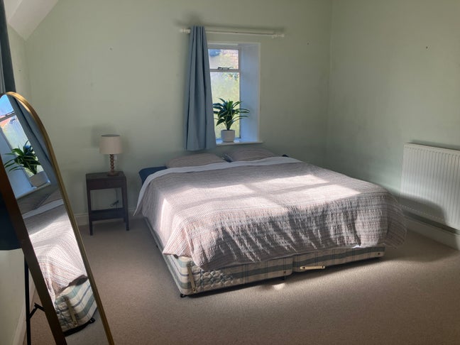 Large bedroom in House to share- in good location Main Photo