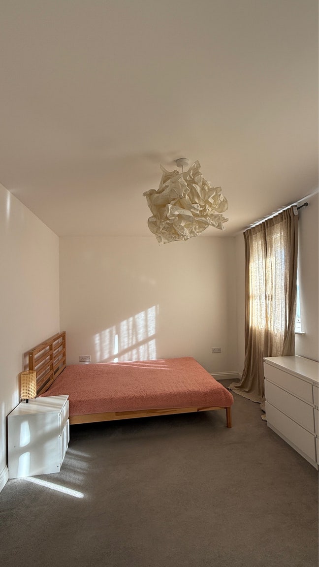 Bright Double Room - Friendly, Quiet Home  Main Photo