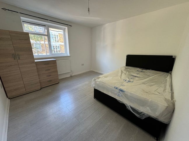 Large room in Stepney House- free Wi-Fi/Utility  Main Photo