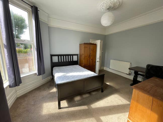 Large double bedroom in shared house  Main Photo