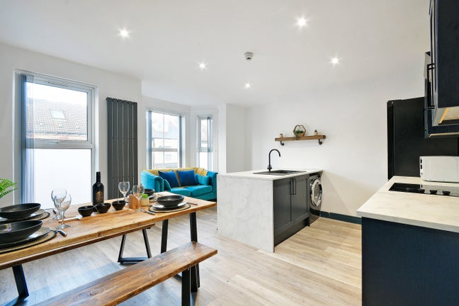 Large clean modern room available  Main Photo