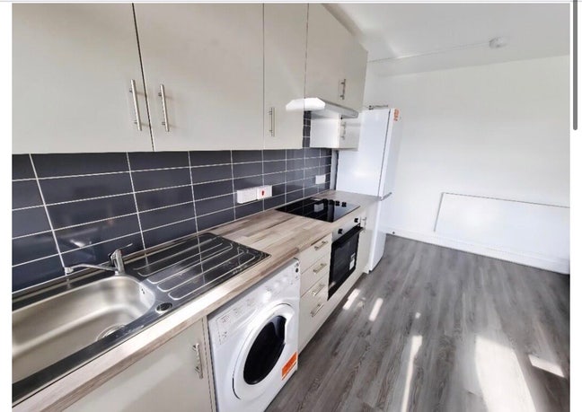 Modern 2-Bed Flat with balcony in SW15 - Furnished Main Photo