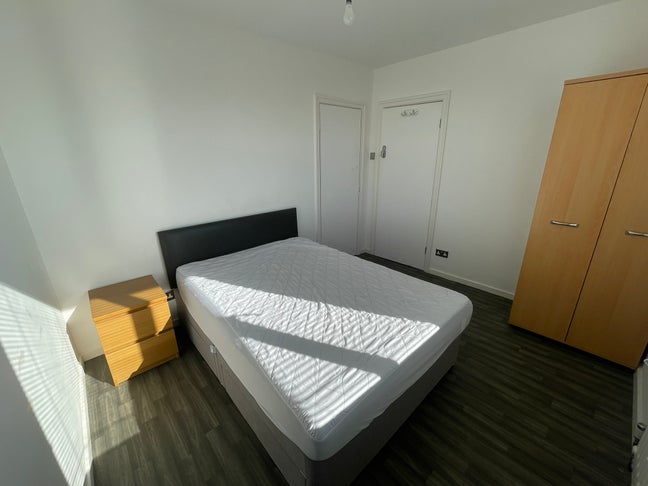 Double-bed room available ~ £550 (bills inc) Main Photo