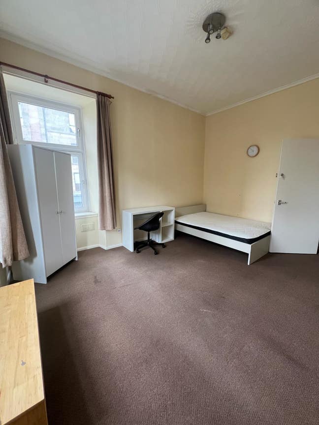 Great room 15 mins from city centre Main Photo