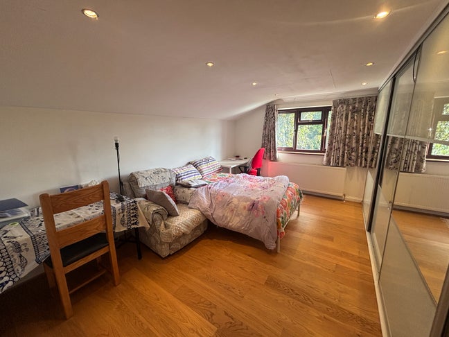 Spacious Double Room with Ensuite and Free Parking Main Photo
