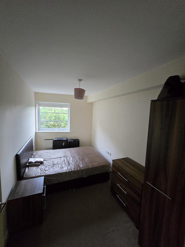 Empty room in my flat! Near town centre!! Main Photo