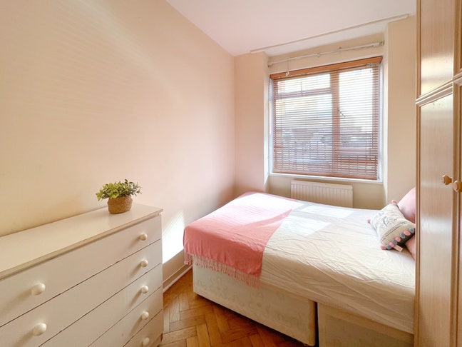 Great Price : Doubleroom in St Johns Wood  Main Photo
