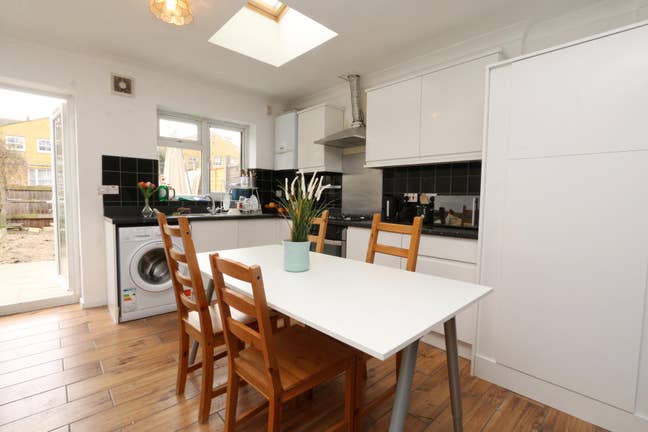 🏡  Room Just 2 Stops from Shoreditch 🏡 Main Photo