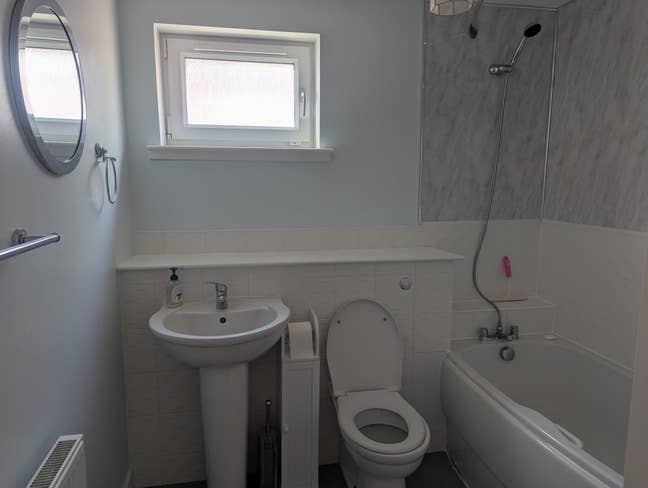 Room with own bathroom for rent near the Shore Main Photo