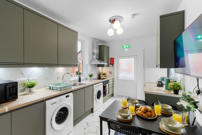 Brand new👌w en-suite, Balby; iPort bus Main Photo
