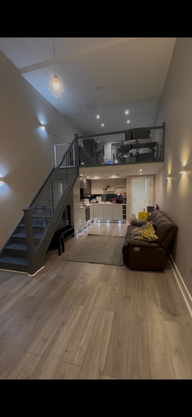 One bed flat near Hackbridge station Main Photo