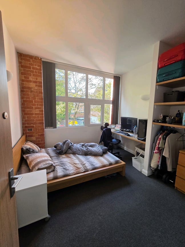 Spacious room in 4 share flat  Main Photo
