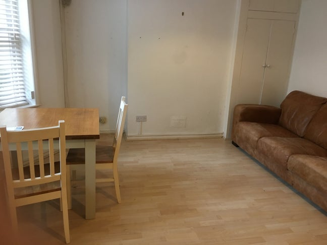 One bedroom flat in basement of home Main Photo