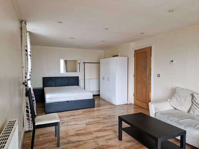 Beautiful huge double room super close to tube Main Photo
