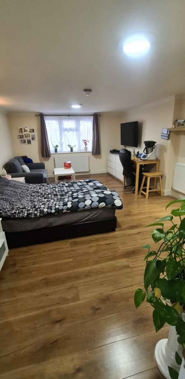 Large double room with en-suite Main Photo