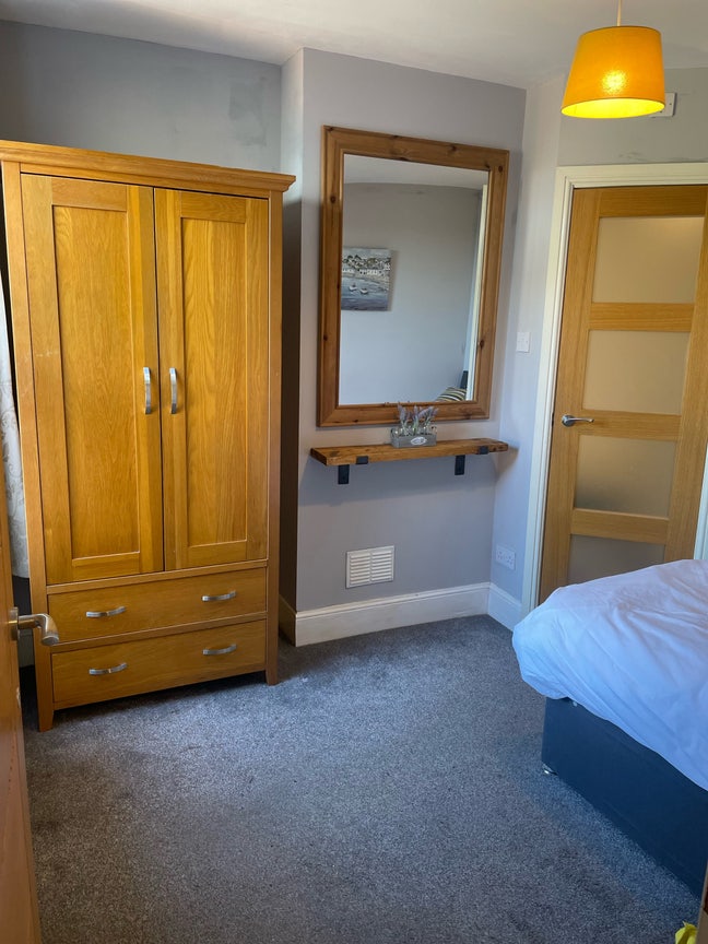 Lovely comfy double bedroom with en-suite  Main Photo