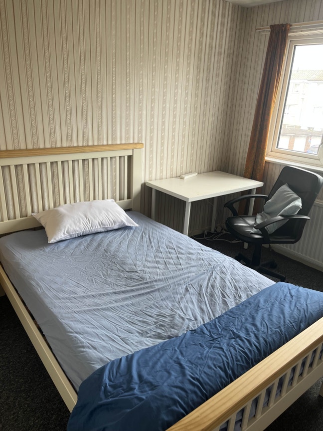 Spacious Room with Double Bed in BS2 House Share Main Photo