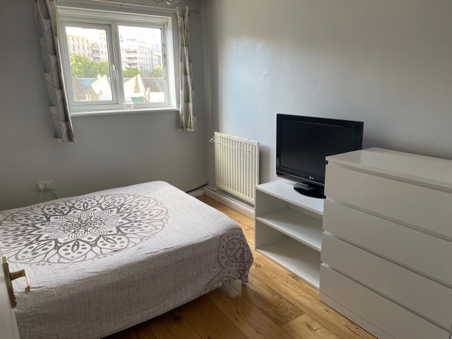 Double Room Near City Airport & Elizabeth Line Main Photo