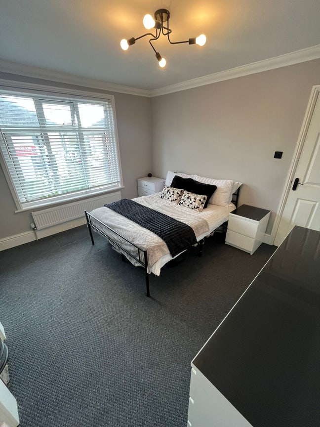 Spacious Double Room - close to station Main Photo