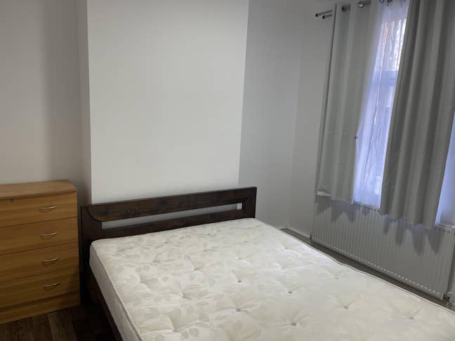 Spacious and Clean Double Bedroom Main Photo