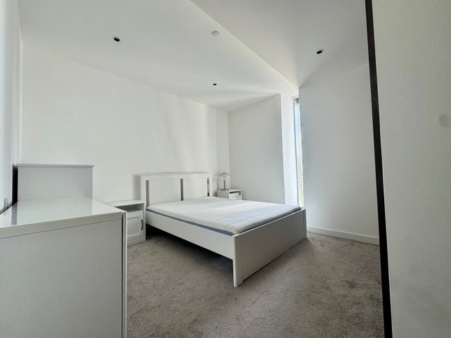 Incredible Room in the Most Iconic Building  Main Photo