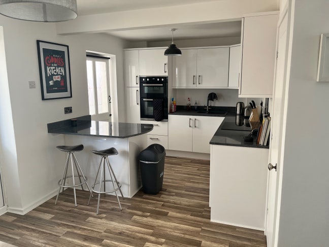 Secure your commuter’s dream room! Main Photo