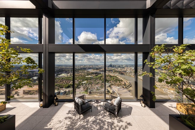 Incredible Room in the Most Iconic Building  Main Photo