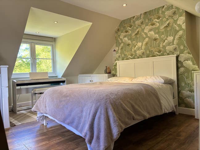 Double Room in Cosy Cottage / Haslemere Main Photo