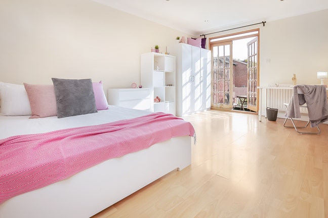 Lavish Double Room in a Contemporary Apartment Main Photo