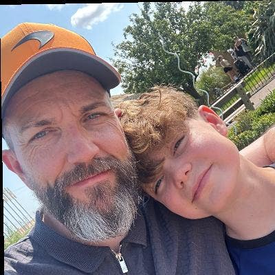 Professional looking for a room to rent. Mon - Fri Main Photo