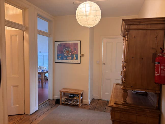 Cozy and Bright Girl Flat! Main Photo