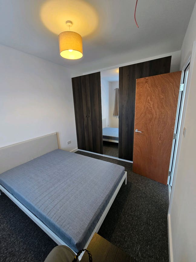 New en-suite 1 bedroom flat with shared kitchen Main Photo