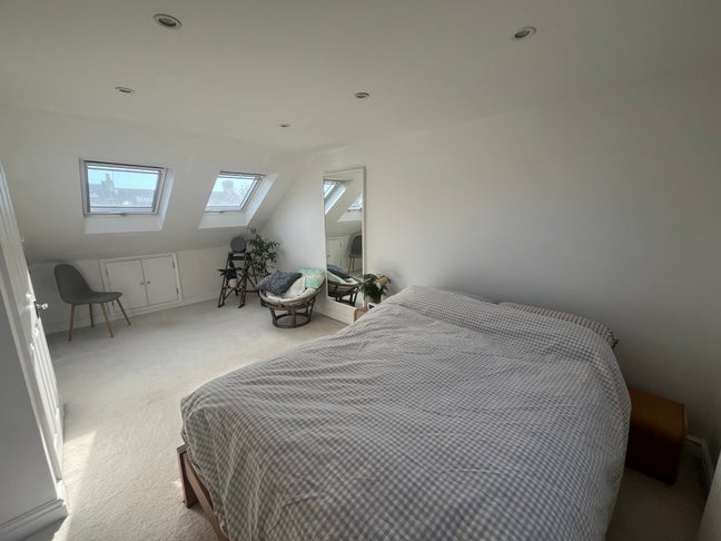 Bright en-suite loft room - leafy Wanstead village Main Photo