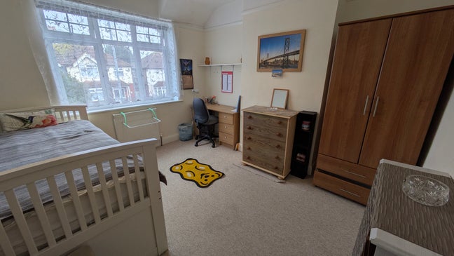 Room in lovely house in Roselands available  Main Photo