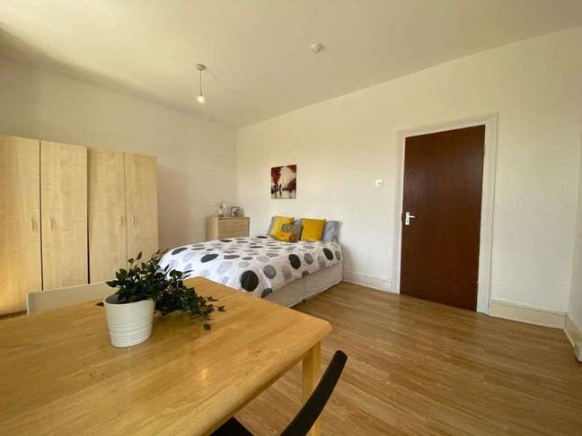 3 Double Room in Custom House Area Main Photo
