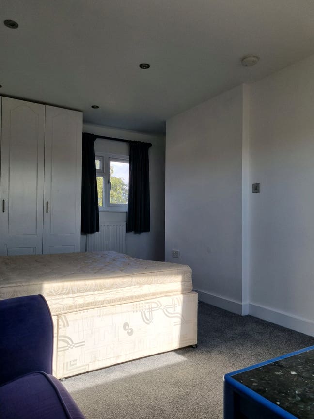 Large single room with ensuite WC Main Photo