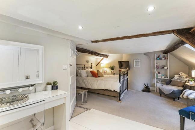 Large Double room to rent in heart of Painswick  Main Photo