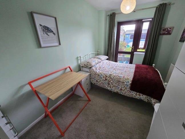 Room to let in our home Main Photo