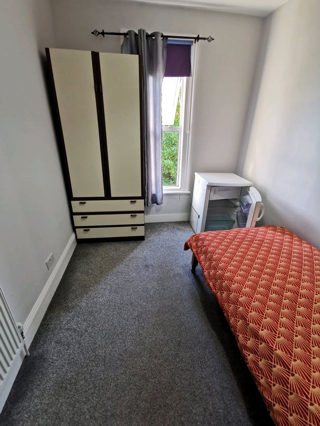 Duble king size room to rent,for one person only! Main Photo