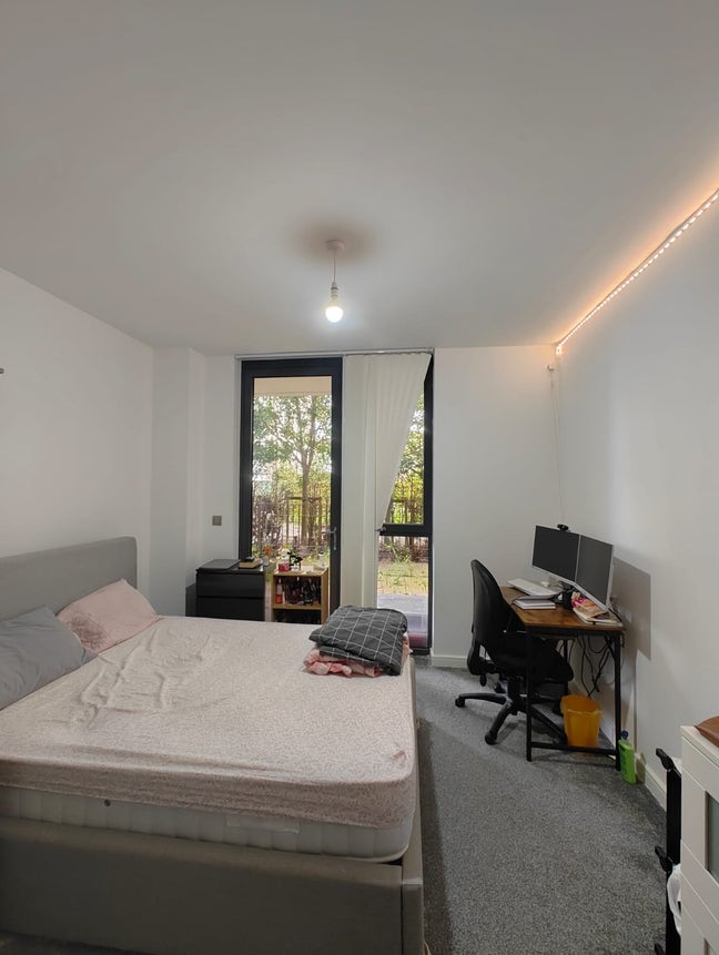1 Double Bed Room close to Canada Water Station Main Photo