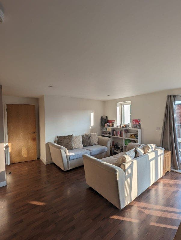 2 bed apartment - great for couples or buddy ups Main Photo