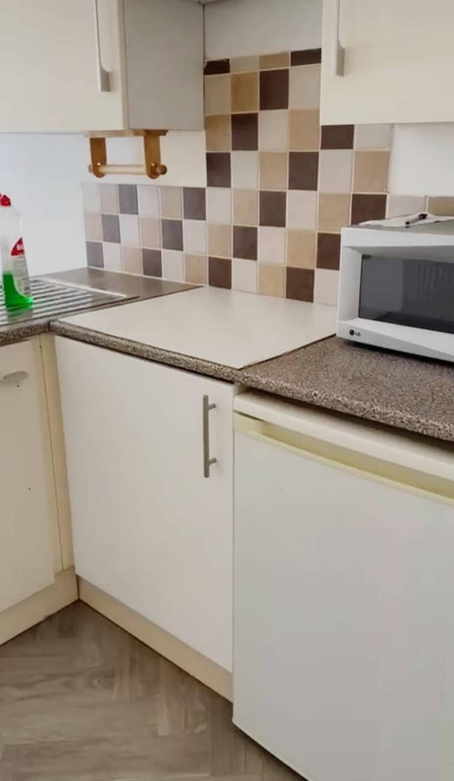 Studio flat available in RM11 2BB Main Photo