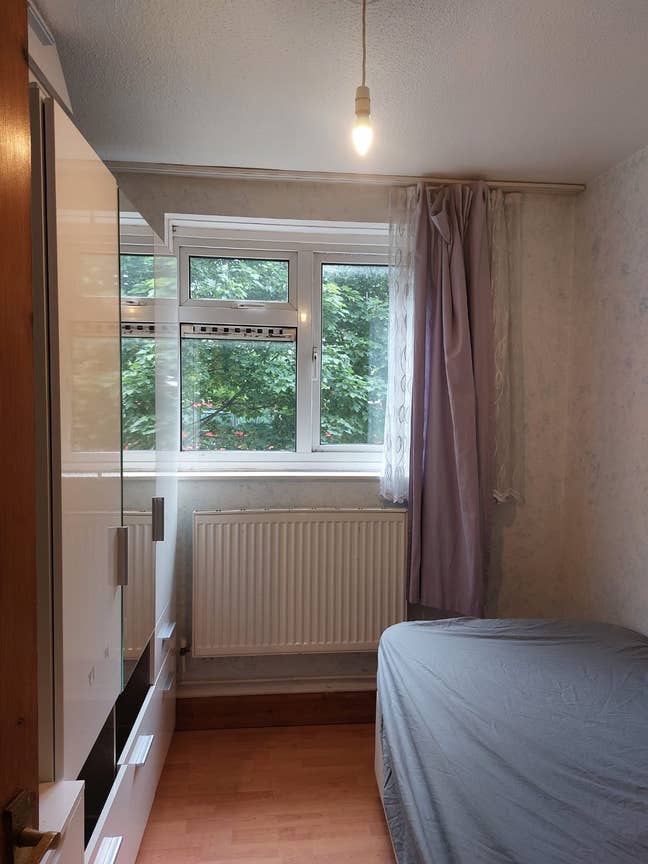 A room for rent2 min walk to bus station(females) Main Photo