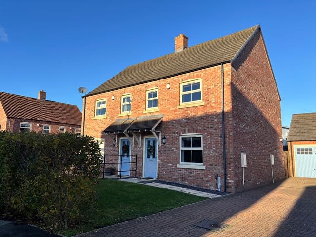 Lovely house near town centre Main Photo
