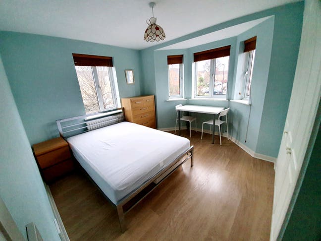 Big sized Couple room available bills incl Main Photo