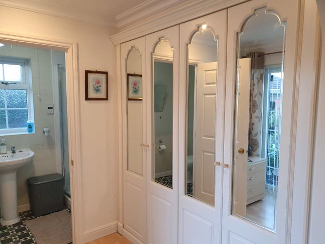 Large  room in bungalow   Main Photo