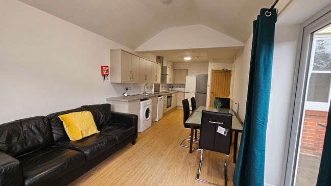 Room available in this refurbished house share Main Photo